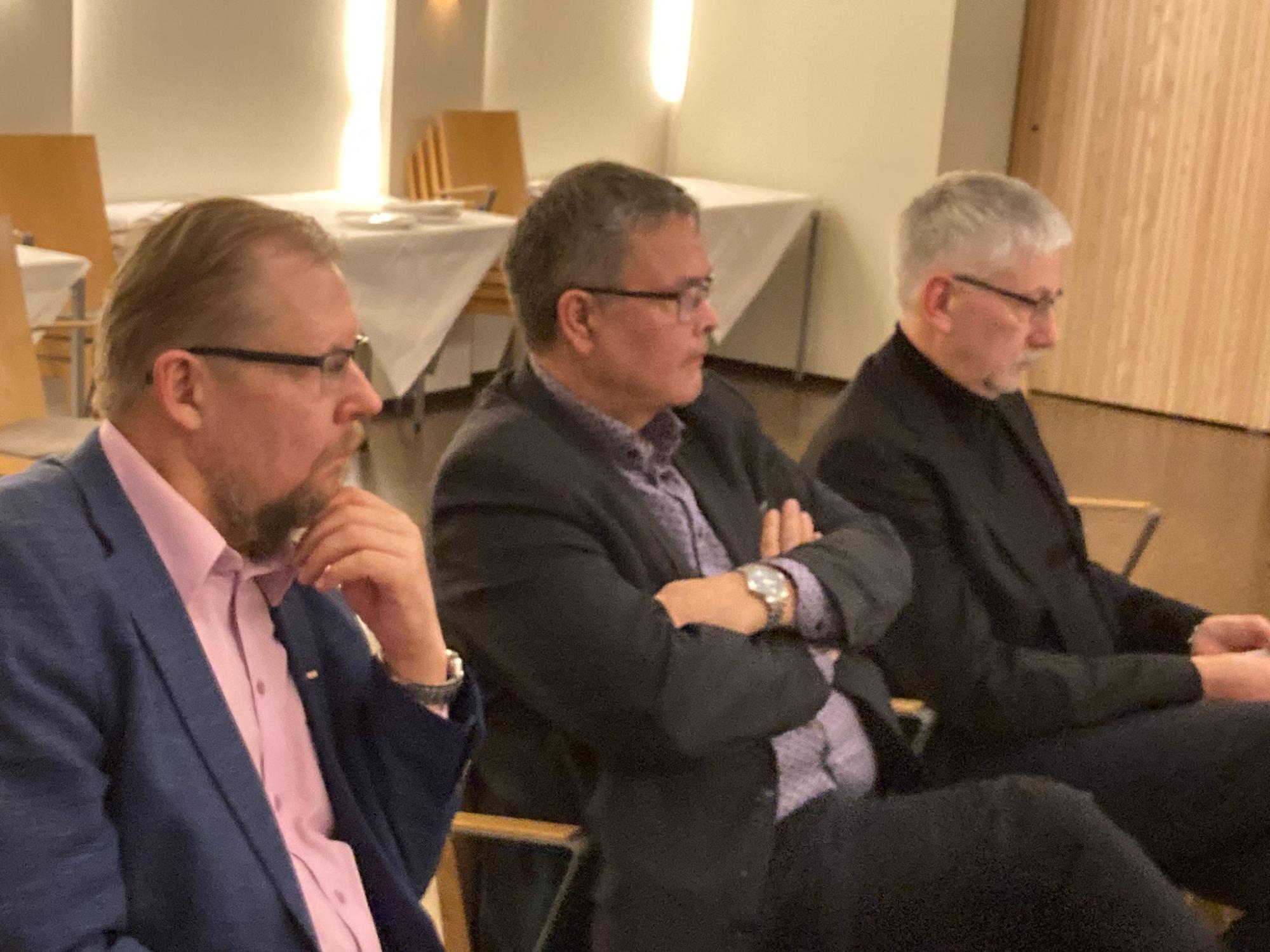 Vasemmalta: Liiton johtokunnan varapuheenjohtaja Sami Yli-Rahnasto, kansanedustaja Anders Norrback ja MTK:n valtuuskunnan jäsen Hannu Uitto.